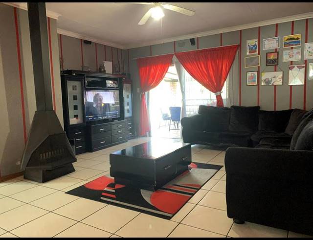 4 BEDROOM HOUSE FOR SALE IN FREEWAY PARK